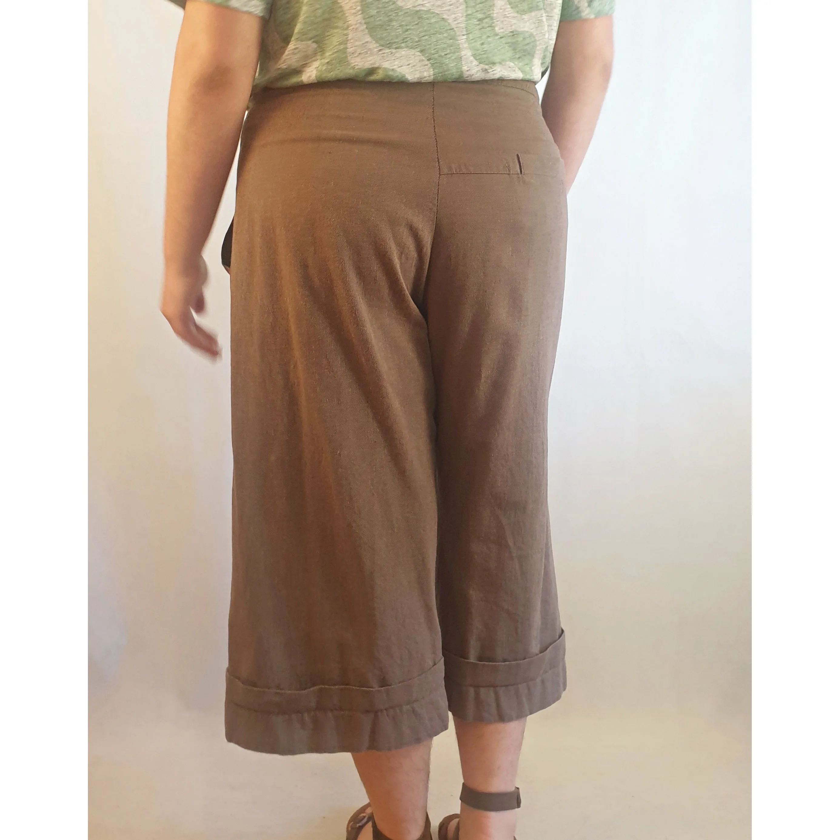 Ammo pre-owned brown capri wide leg pants size 16 (small fit - best fits 14)