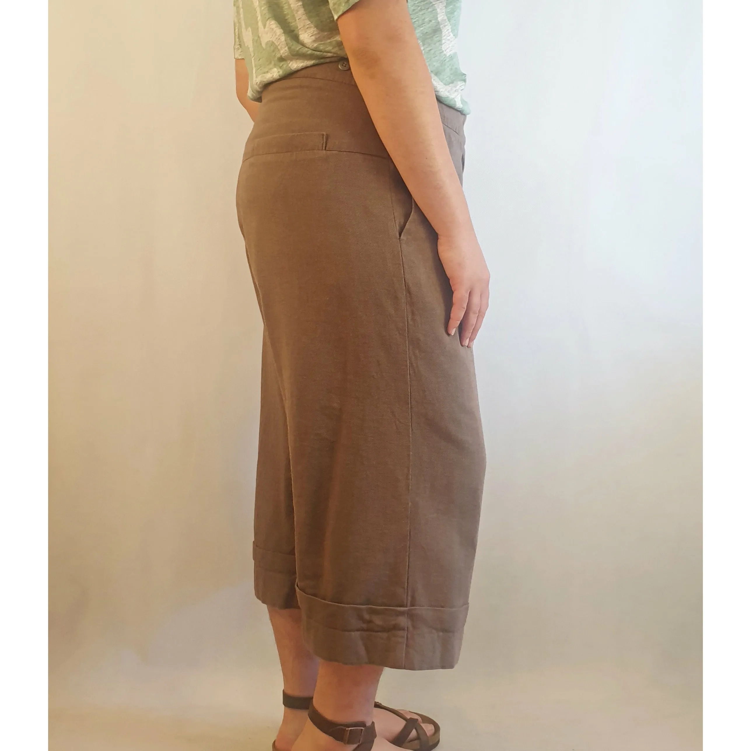 Ammo pre-owned brown capri wide leg pants size 16 (small fit - best fits 14)