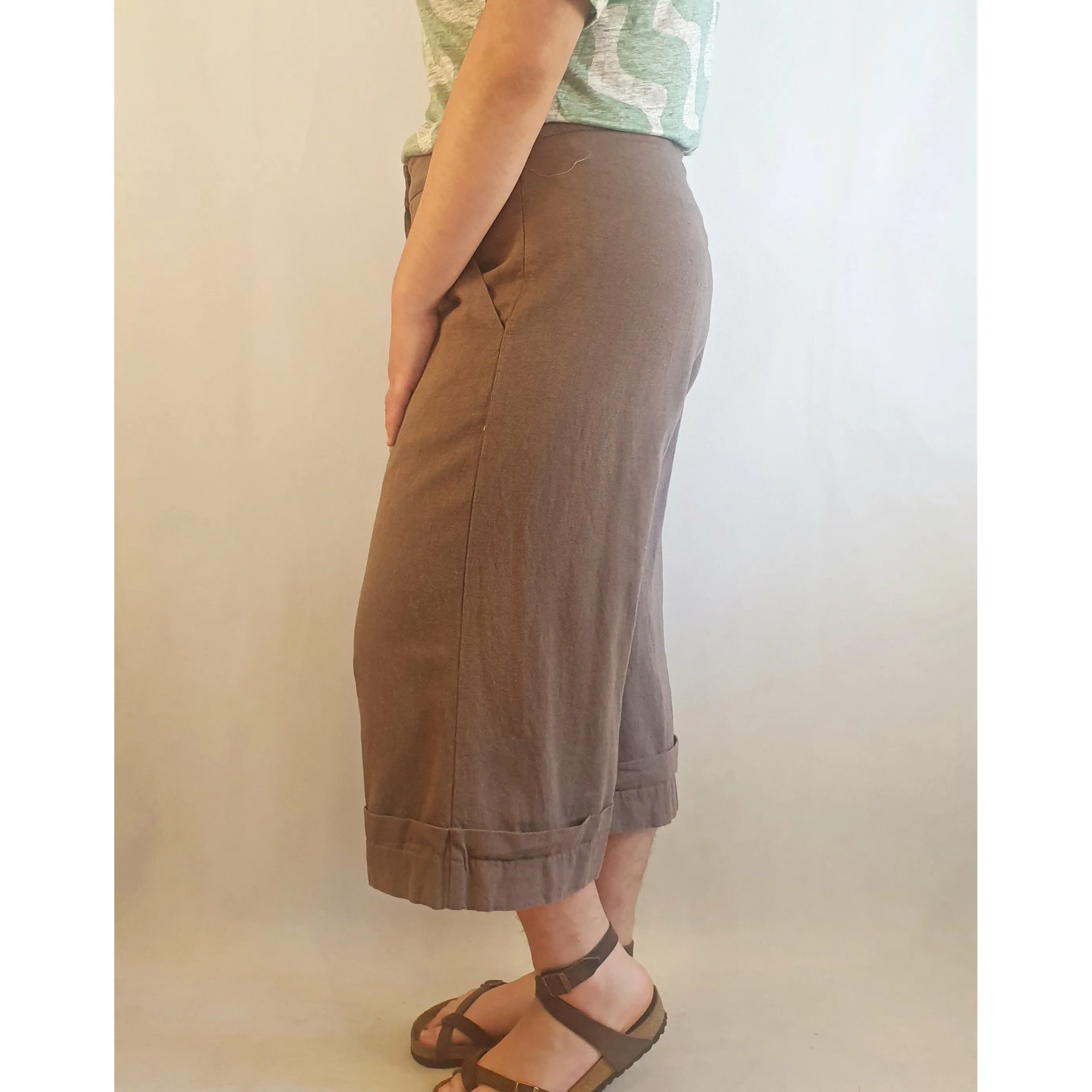 Ammo pre-owned brown capri wide leg pants size 16 (small fit - best fits 14)