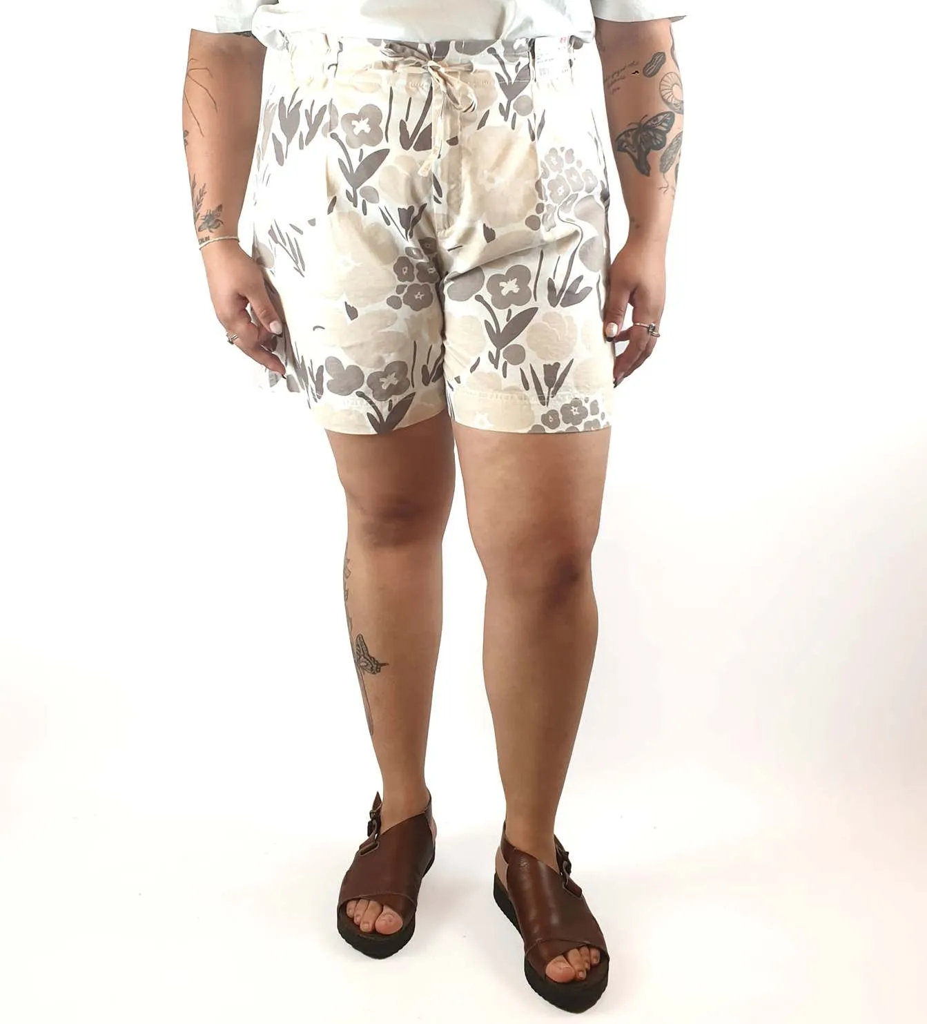 Marimekko x Uniqlo neutral floral shorts with pockets size XL (best fits 16)