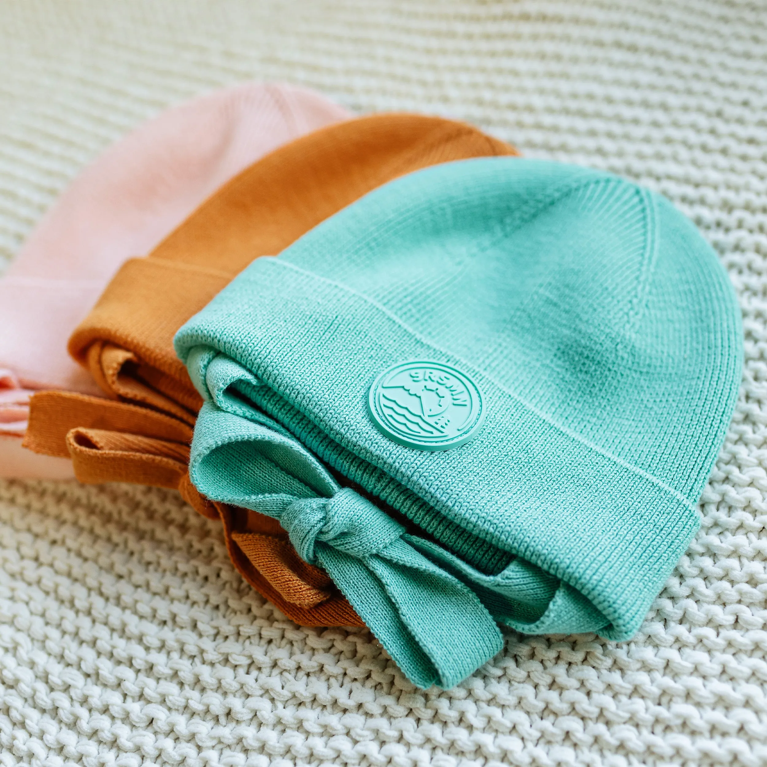 Tuque de maille turquoise avec cordons, bébé || Turquoise knitted toque with tie cords, baby